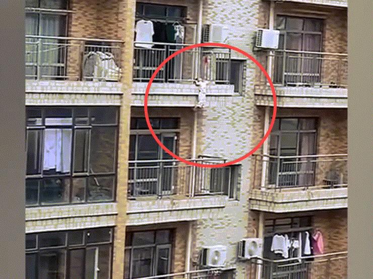 Video: Thót tim cảnh bé gái 3 tuổi bị kẹt cổ, treo lơ lửng ở ban công tầng 5