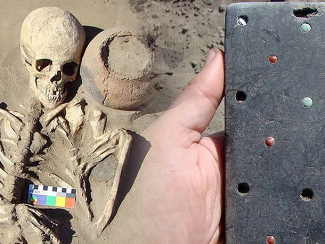 Tìm thấy ”điện thoại iPhone” hơn 2.000 năm tuổi trong lăng mộ cổ