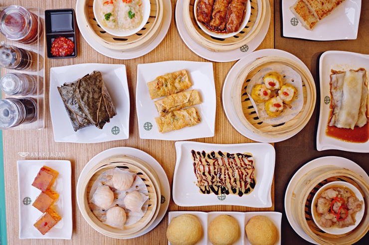 Đồ ăn Hong Kong mang đậm phong cách ẩm thực Trung Hoa với những món ăn nổi tiếng như dim sum, há cảo, hoành thánh, mì ... Ngoài ra, do một thời kỳ bị Anh đô hộ nên Hong Kong còn có những món ăn theo phong cách châu Âu, tiệc trà và các nhãn hiệu trà tốt nhất. 
