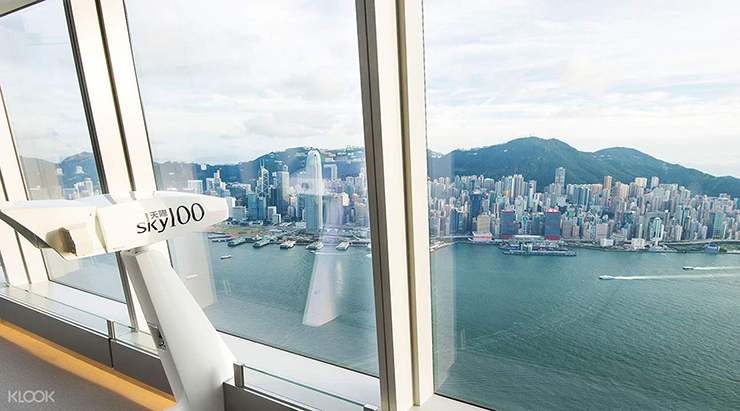 Sky 100: Nằm trên tầng 100 của tòa nhà cao nhất Hong Kong, Sky 100 mang đến cho du khách góc nhìn 360 độ cao nhất thành phố. Ngoài việc tham quan, du khách cũng có thể tìm hiểu về lịch sử và văn hóa của Hong Kong thông qua phòng trưng bày nghệ thuật tại đây.
