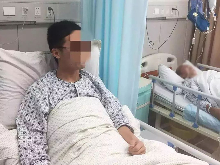 Lười nấu ăn, thường xuyên ăn ngoài, chàng trai sốc khi biết ung thư ruột “ghé thăm” - 1