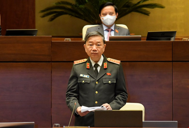 Bộ trưởng Công an Tô Lâm trả lời chất vấn về hộ chiếu mẫu mới - 1