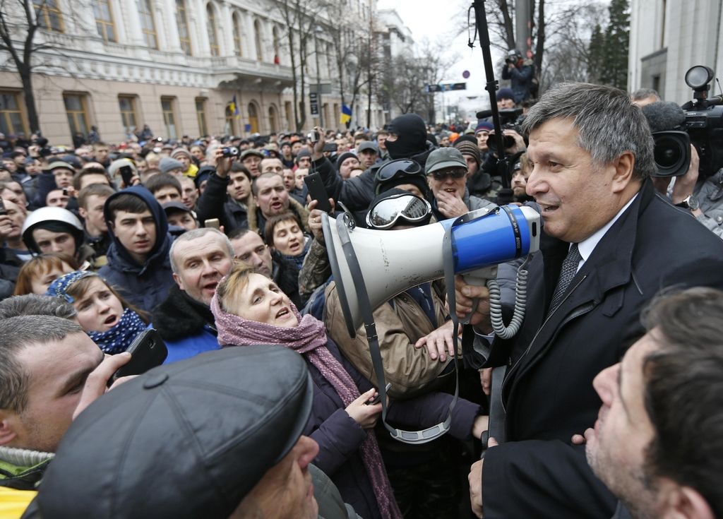 EU bất ngờ trừng phạt cựu Tổng thống Ukraine - 1
