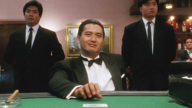 Mới đây, trích đoạn phim Thần bài 1 (1989) (tên tiếng Anh: God of Gamblers) được đăng tải trên Toutiao thu hút gần 400.000 lượt xem gây chú ý. Phim do 'ông trùm' Vương Tinh viết kịch bản và làm đạo diễn với sự tham gia của dàn sao nổi tiếng nhất thập niên những năm 80 - 90 như Châu Nhuận Phát, Lưu Đức Hoa, Trương Mẫn, Vương Tổ Hiền,... Thần bài 1 cũng là tiền đề cho những phần sau của phim về đề tài cờ bạc được khán giả rất yêu thích. Nhờ đó, Châu Nhuận Phát còn có thêm biệt danh là 'đệ nhất thần bài' phim Hong Kong (Trung Quốc). Ngoài nội dung hấp dẫn, mỹ nhân trong dòng phim cờ bạc cũng được nhiều khán giả chú ý. 
