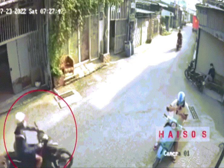 Video: Kiên quyết níu giữ xe máy, nam thanh niên bị tên trộm kéo lê trên đường