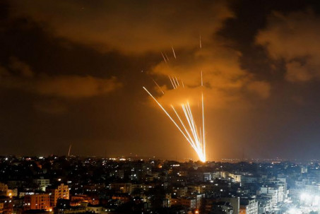 Không kích dải Gaza, Israel hứng lại "mưa" rocket