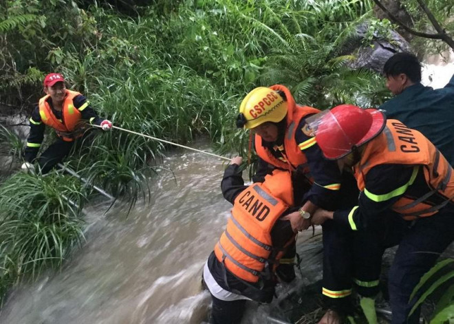 Cảnh sát giải cứu 23 học sinh mắc kẹt ở suối Tiên vì mưa lớn, nước lên cao - 1