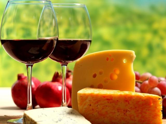 Rượu vang và phô mai có thể giúp giảm nguy cơ mắc bệnh Alzheimer