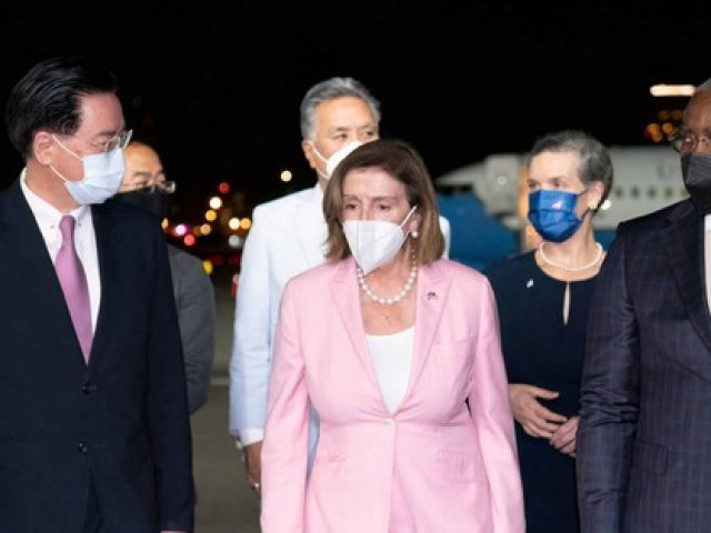 Ẩn ý bộ đồ màu hồng của bà Pelosi ở Đài Loan (Trung Quốc)