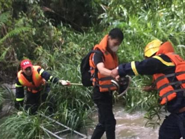 Cảnh sát giải cứu 23 học sinh mắc kẹt ở suối Tiên vì mưa lớn, nước lên cao