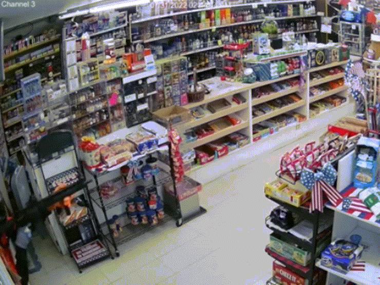 Video: Cầm súng trường vào cướp siêu thị, gặp chủ ”cứng” bị bắn chạy tháo thân