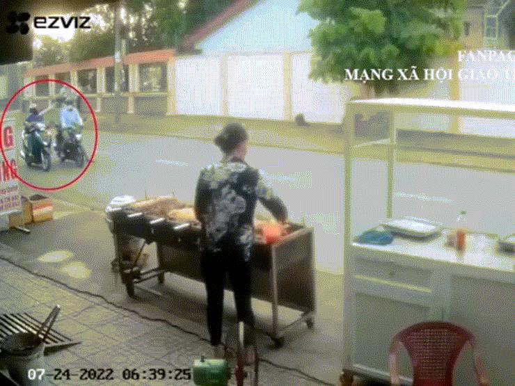 Clip: Dừng xe máy để mua đồ, người phụ nữ bị tên cướp giật dây chuyền