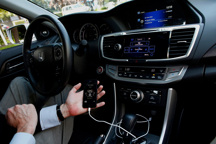 Sạc smartphone trong ô tô có thể gây hỏa hoạn - 1