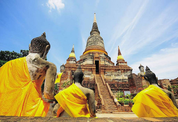 Nằm ở ngã ba giữa các tuyến đường thương mại của Ấn Độ và Trung Quốc, Ayutthaya đã trở nên thịnh vượng trong những thế kỷ trước. Tuy nhiên, thành phố này đã từng bị xâm lược và phá hủy vào năm 1767.

