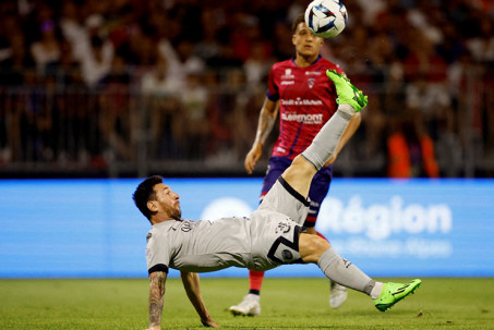 Messi tạo cú "xe đạp chổng ngược" giúp PSG đại thắng, CĐV đối thủ phải bật dậy vỗ tay