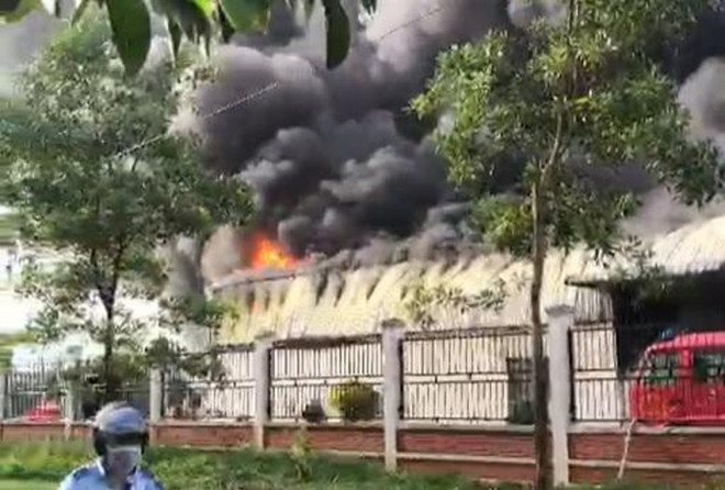 Cháy lớn tại Khu công nghiệp Quang Minh - 1