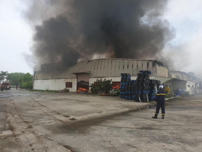 100 cảnh sát và 15 xe chữa cháy dập lửa tại Khu công nghiệp Quang Minh, Hà Nội - 1