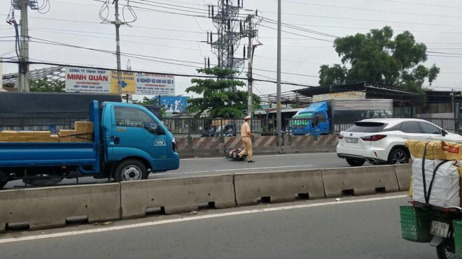 Trèo qua dải phân cách, bị xe máy chạy trong làn ô tô tông trúng - 2