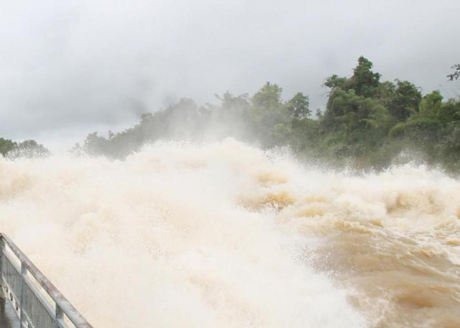 Hai hồ lớn ở Đắk Lắk phải xả tràn vì mưa lớn kéo dài - 1