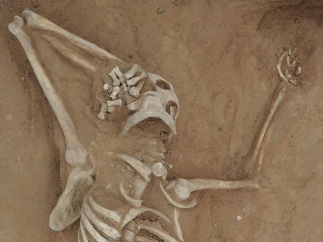 TQ: Bộ xương người 1.300 năm tuổi trong mộ cổ hé lộ bí mật rợn người