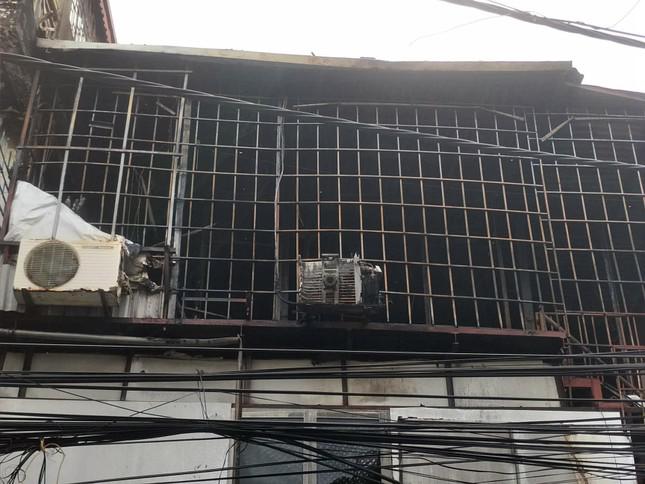 Ngôi nhà 3 tầng gần cổng Bệnh viện Nhi cháy ngùn ngụt - 3