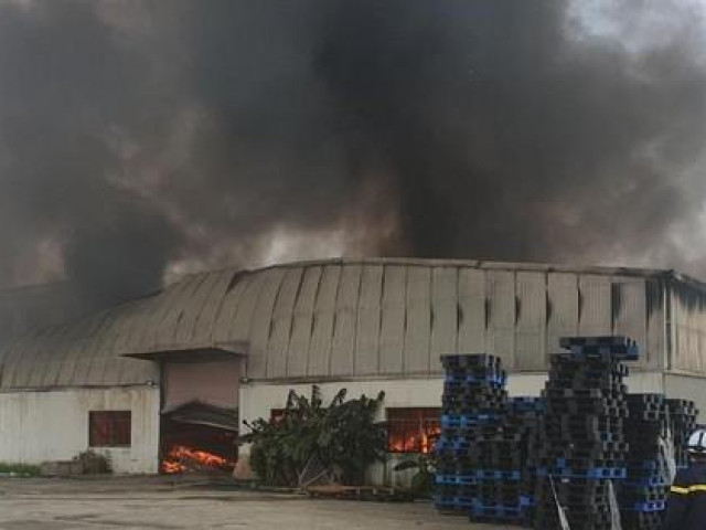 100 cảnh sát và 15 xe chữa cháy dập lửa tại Khu công nghiệp Quang Minh, Hà Nội
