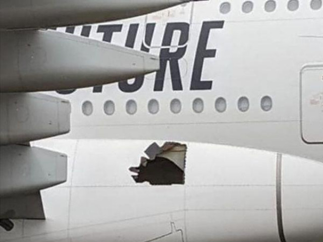 Máy bay Airbus bay 14 tiếng với một lỗ thủng bên hông