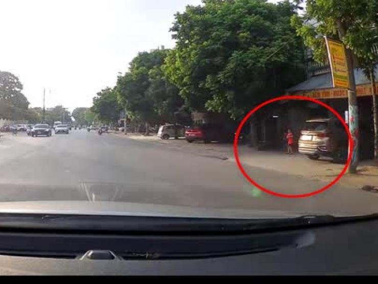 Clip: Tông trúng quả bóng văng ra đường, nữ tài xế đi xe vision gặp tai họa