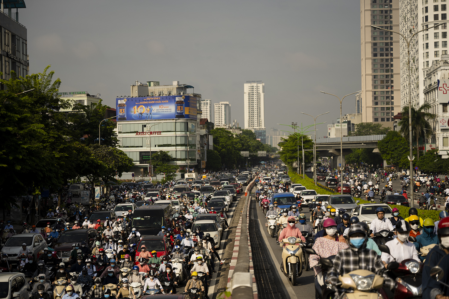Hà Nội: Sau 3 ngày tổ chức phân làn, đường Nguyễn Trãi vẫn tắc dài trong ngày đầu tuần  - 12