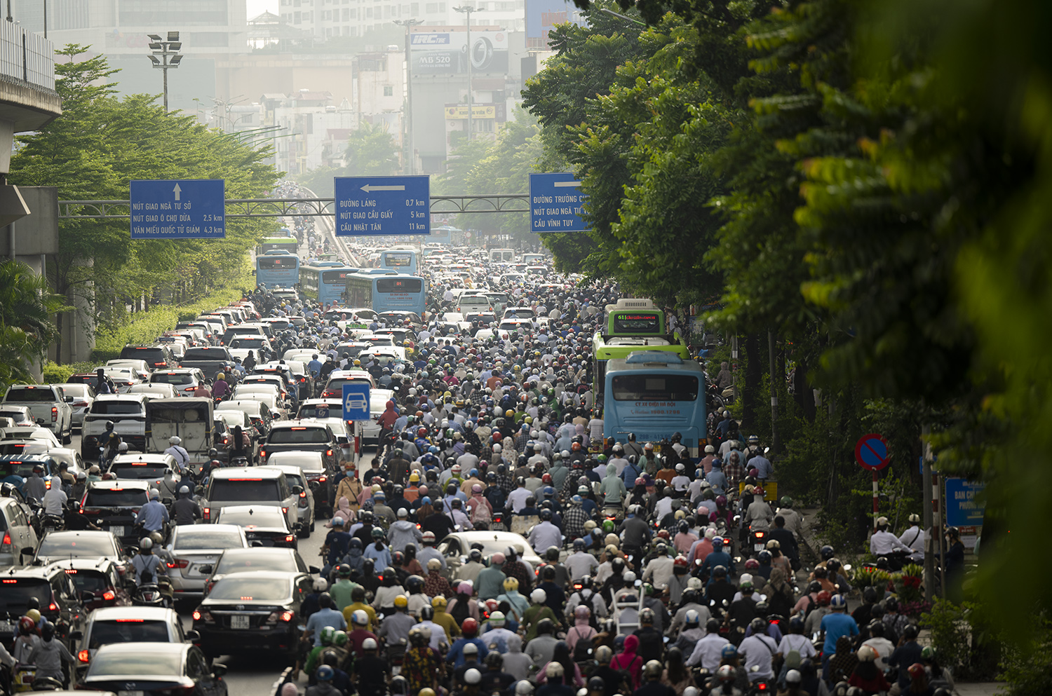 Hà Nội: Sau 3 ngày tổ chức phân làn, đường Nguyễn Trãi vẫn tắc dài trong ngày đầu tuần  - 2