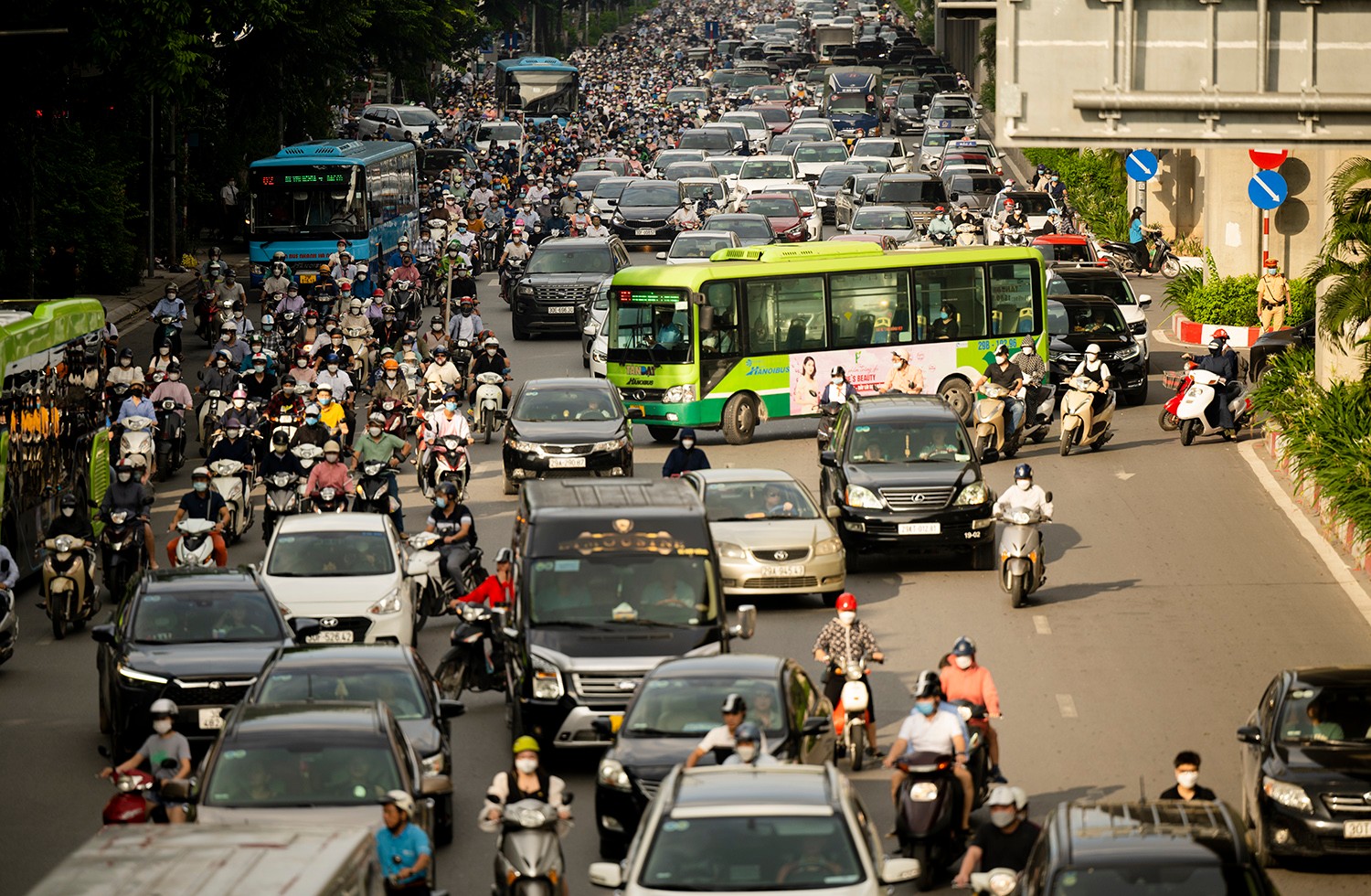 Hà Nội: Sau 3 ngày tổ chức phân làn, đường Nguyễn Trãi vẫn tắc dài trong ngày đầu tuần  - 13