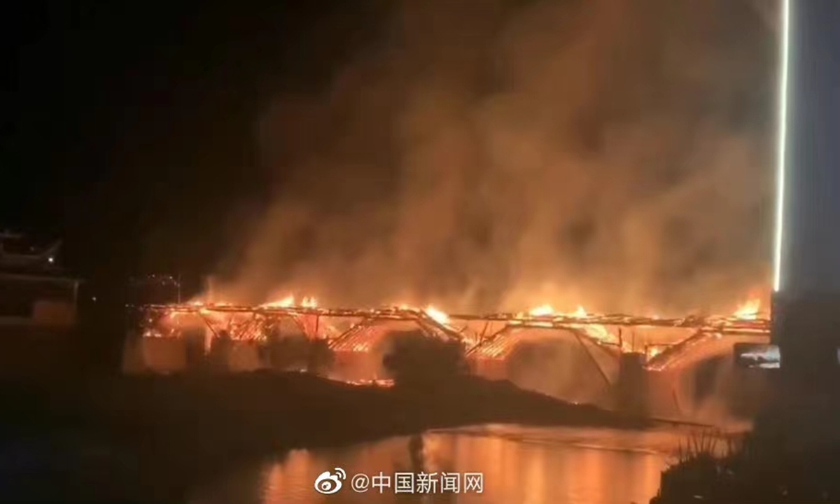 Video: Cận cảnh cây cầu vòm gỗ 900 năm tuổi dài nhất Trung Quốc bị lửa thiêu rụi - 1