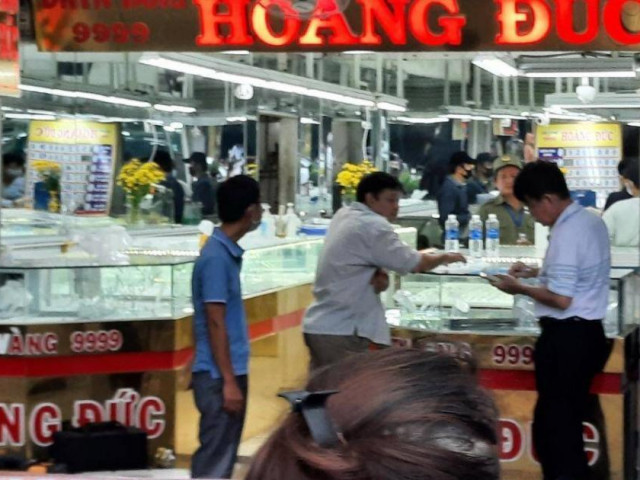 Nổ súng cướp tiệm vàng ở Huế: Thêm 2 người nhặt vàng đến trả lại