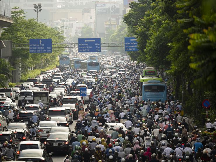 Hà Nội: Sau 3 ngày tổ chức phân làn, đường Nguyễn Trãi vẫn tắc dài trong ngày đầu tuần 