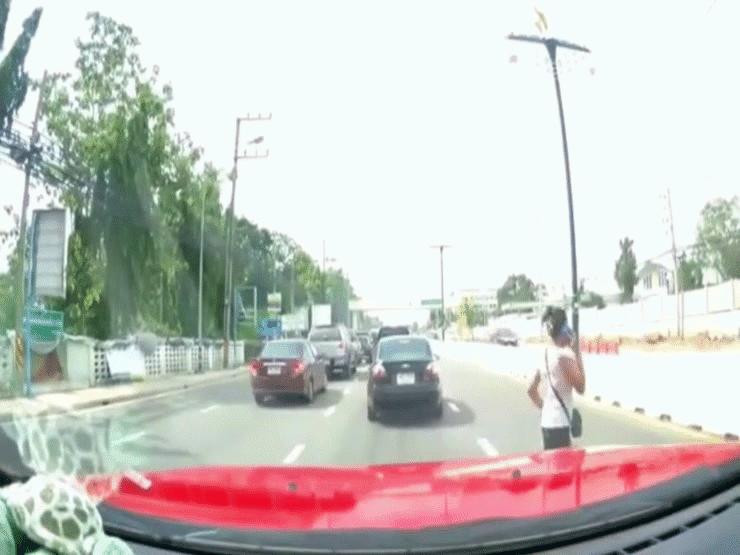 Video: Nghe điện thoại khi sang đường, cô gái bị ô tô hất lên không trung