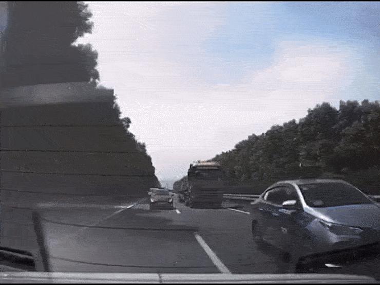 Xe con nhận 'trái đắng' khi tạt đầu ô tô tải trên cao tốc