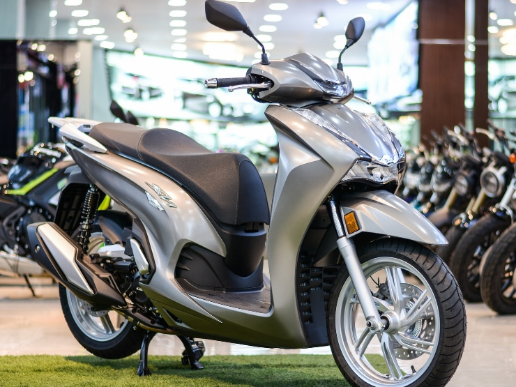 Honda SH350i giảm giá dưới mức đề xuất, Yamaha Jupiter FINN bị kênh giá cao trong ”tháng cô hồn”