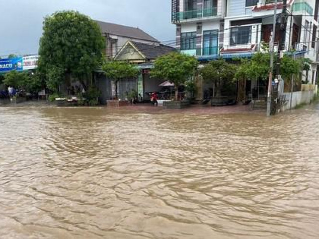 Sau trận mưa lớn, quốc lộ 1A qua Hà Tĩnh chìm trong biển nước