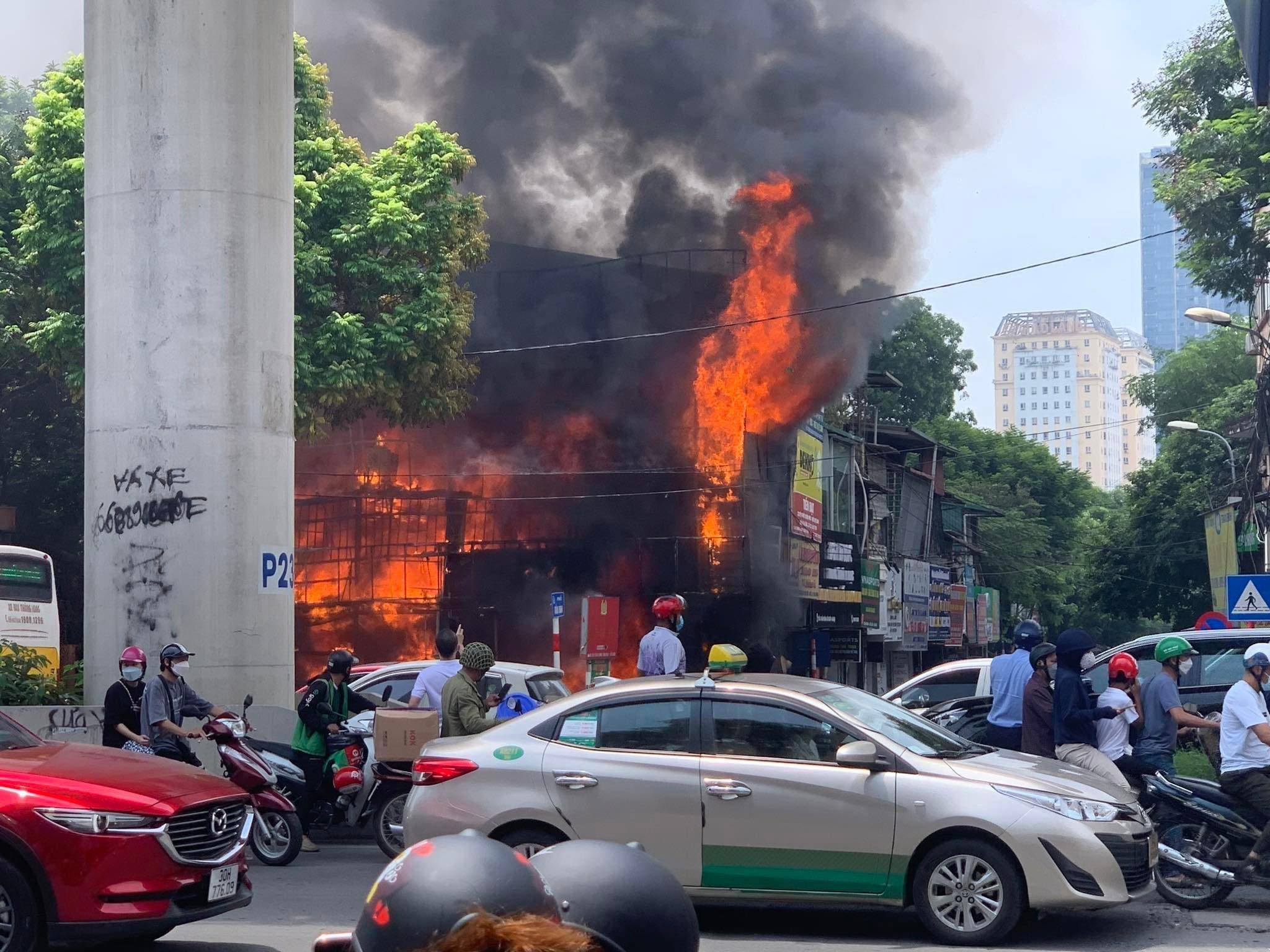 Cháy lớn tại cửa hàng sửa chữa máy tính ở Hà Nội - 3