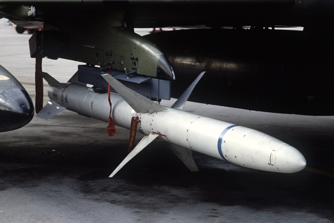 Dấu hỏi về tên lửa bí ẩn chỉ trang bị cho chiến đấu cơ NATO được Mỹ cung cấp cho Ukraine - 1