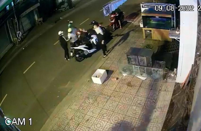 Chặn đường, đánh người, xịt hơi cay nghi cướp xe ở Tân Phú - 1
