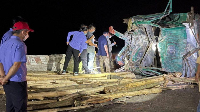 Tai nạn 4 người chết ở Huế: Hai nạn nhân trên xe tải rơi xuống vực sâu 100m - 1