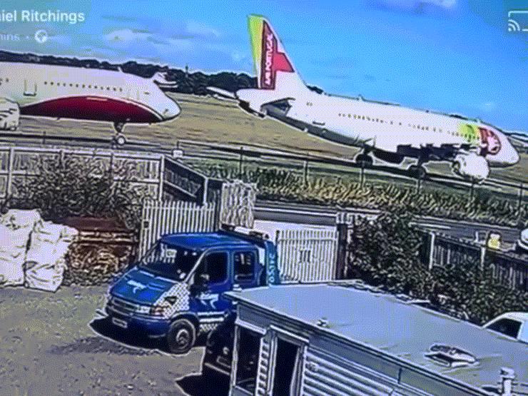 Video: Thót tim chiếc máy bay lao qua đường băng, suýt gây tai nạn nghiêm trọng