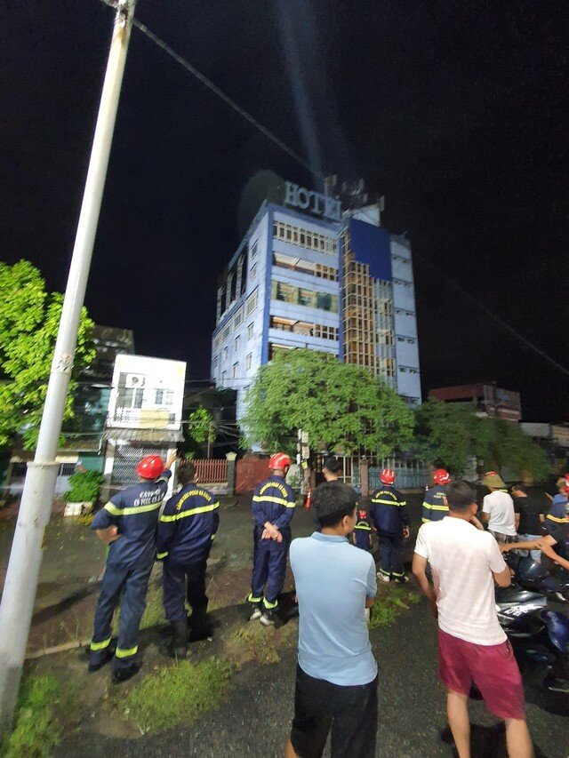 Tòa nhà 6 tầng ở Hải Phòng đổ sập trong đêm, khách sạn liền kề nghiêng theo - 1
