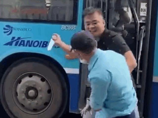 Clip: Người đàn ông cầm dao uy hiếp phụ xe buýt giữa phố Hà Nội