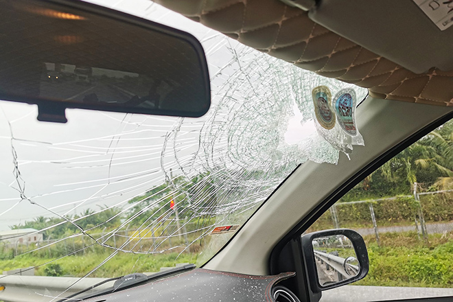 Cục đá “khủng” xuyên thủng kính chắn gió ô tô trên cao tốc TP.HCM – Trung Lương - 2