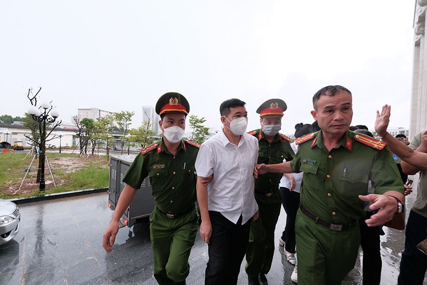 Triệu tập 12 người làm chứng đến phiên xử cựu đại tá Phùng Anh Lê - 1