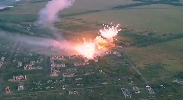 Video: Nga nã đạn nhiệt áp, phe ly khai tuyên bố kiểm soát thị trấn chiến lược ở Donetsk - 1