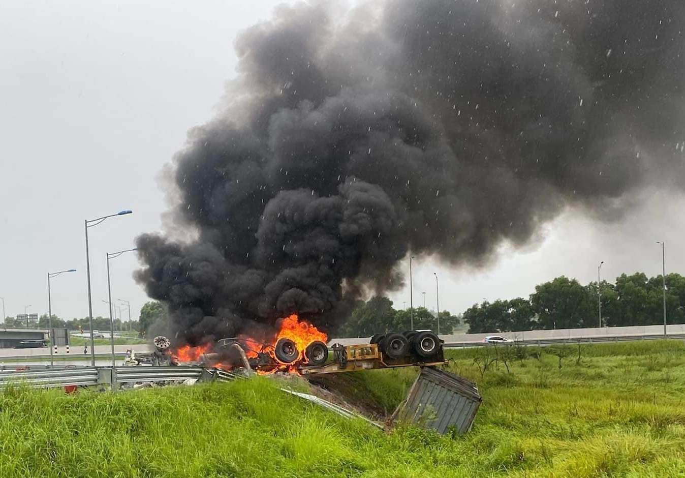 Xe đầu kéo lật ngửa rồi bốc cháy dữ dội trên cao tốc Hà Nội – Hải Phòng - 2