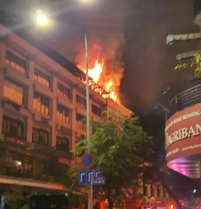 TP HCM: Cháy lớn kèm tiếng nổ trên sân thượng tòa nhà Seaprodex - 1